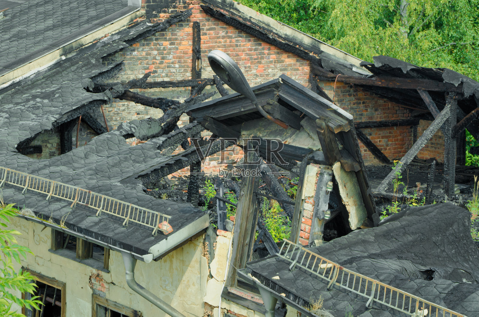 屋顶框架烧毁照片摄影图片