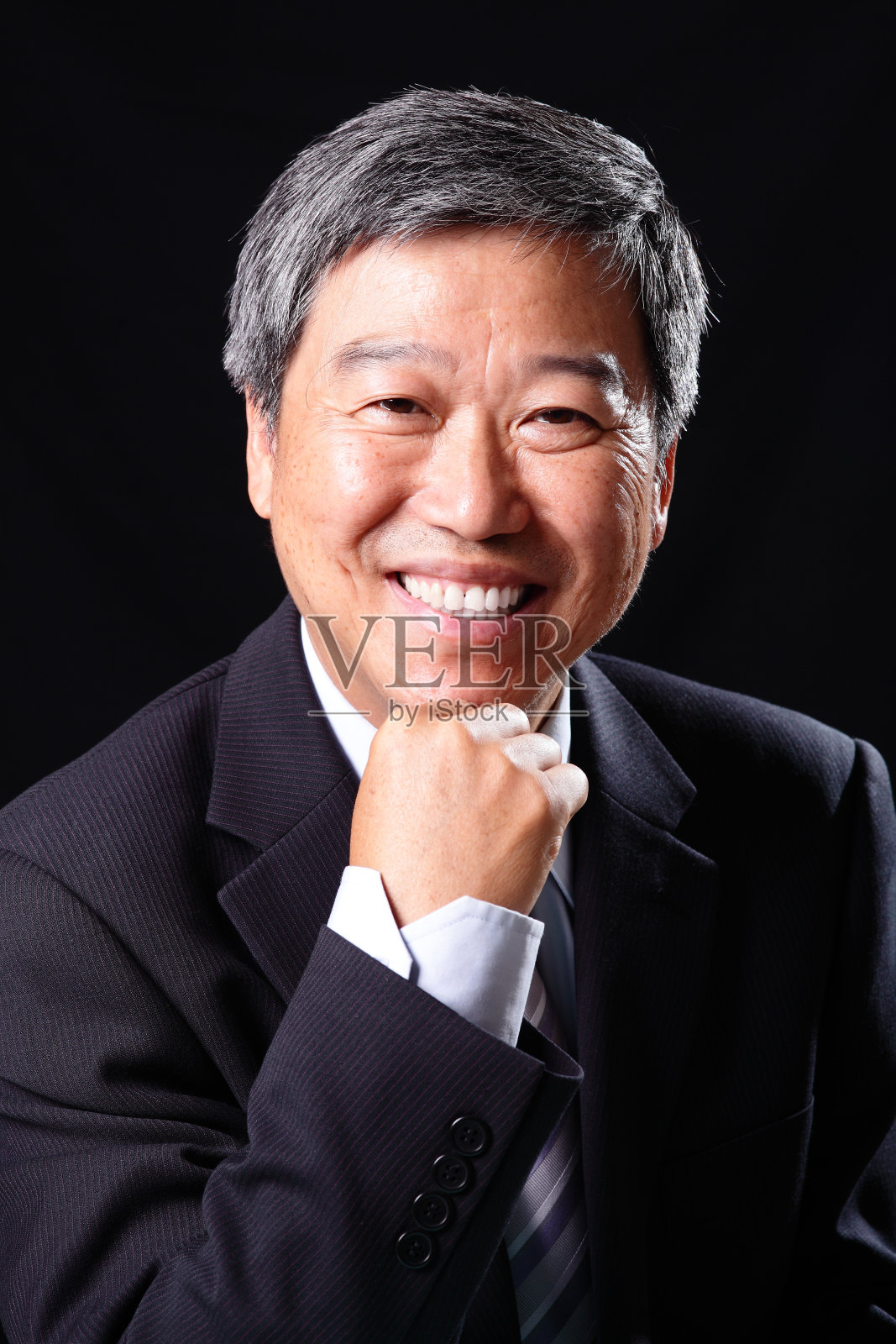 微笑的商人指着你照片摄影图片