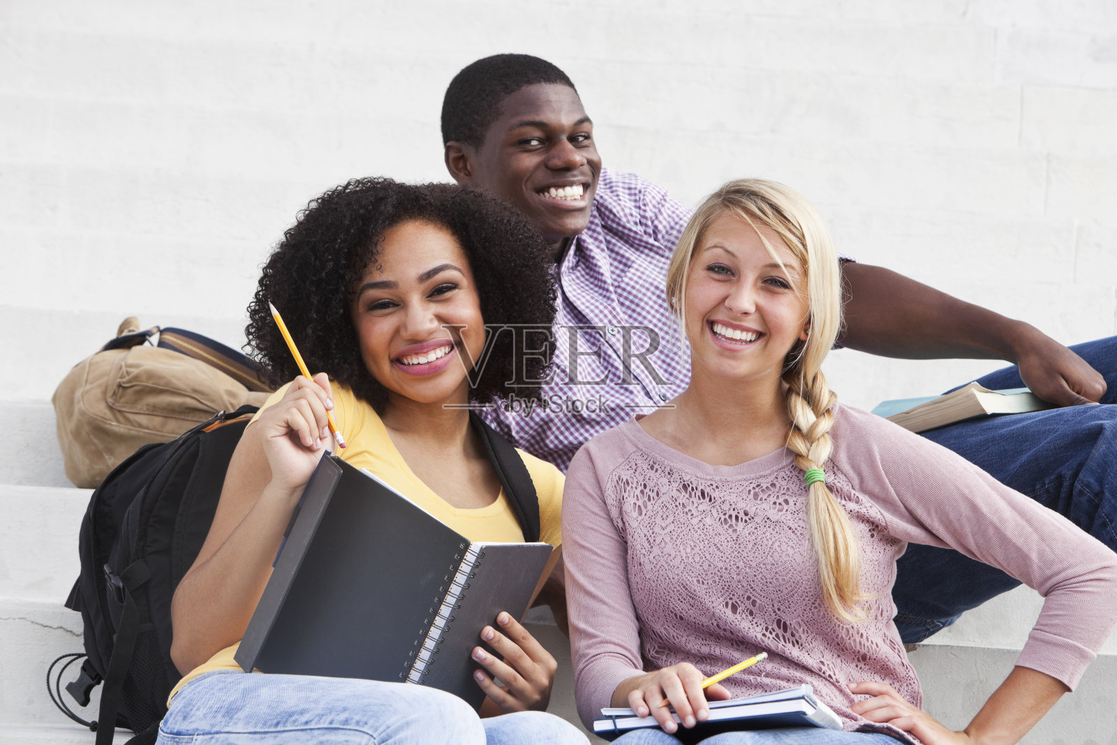 留学生在户外照片摄影图片