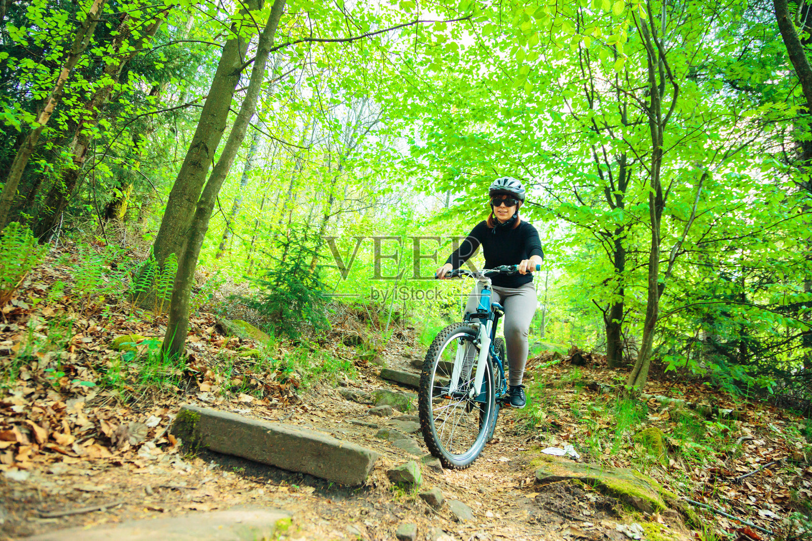 年轻女子骑着她的山地车照片摄影图片
