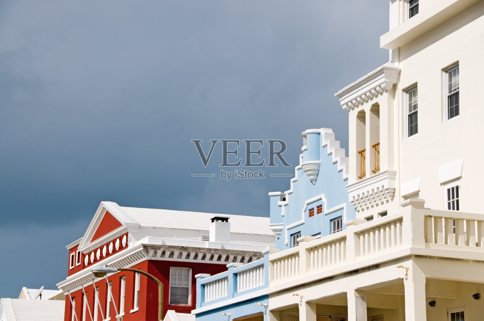 前面五颜六色的建筑映衬着蓝色的天空照片摄影图片