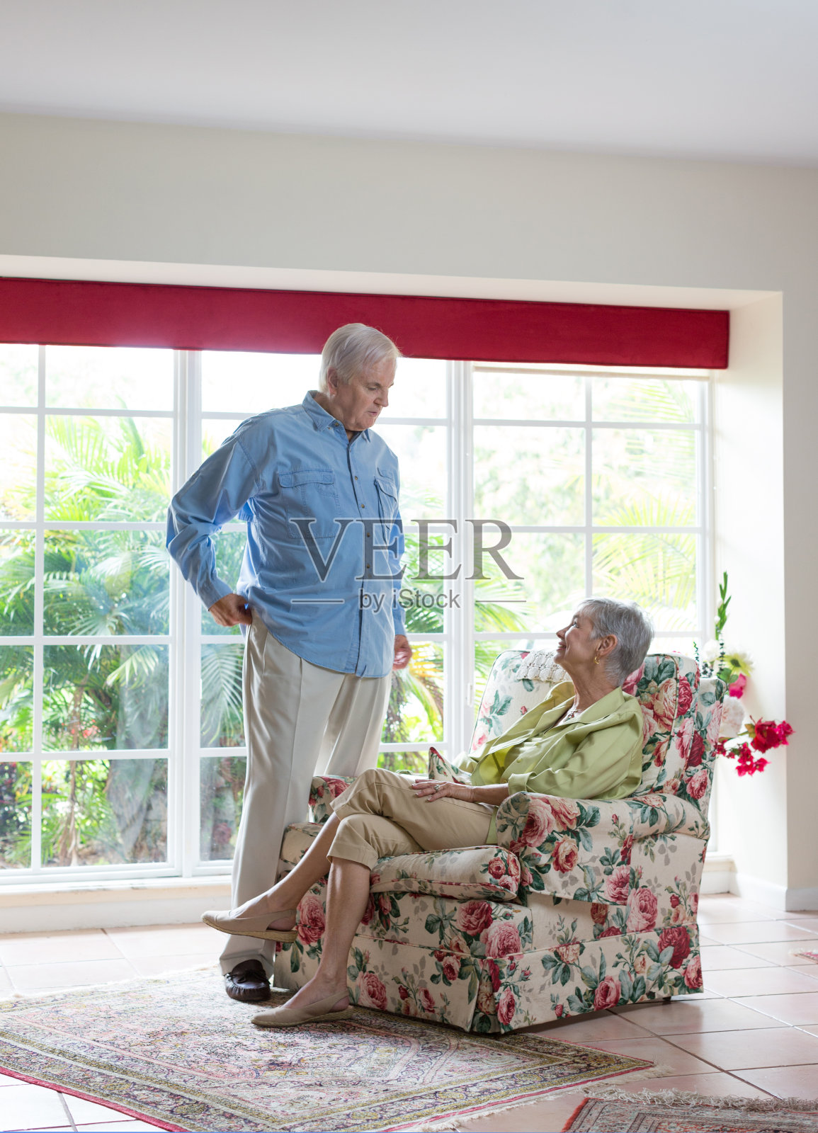 家中的老年夫妇照片摄影图片