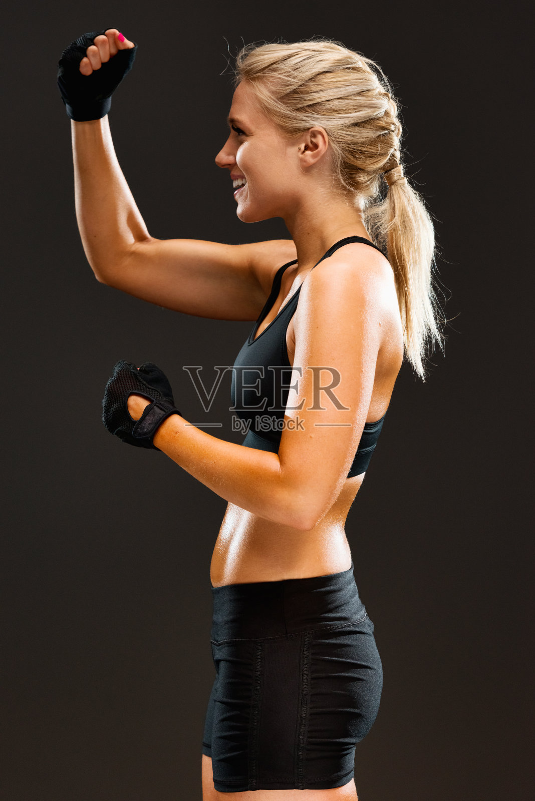 欢快的女战士看向别处照片摄影图片