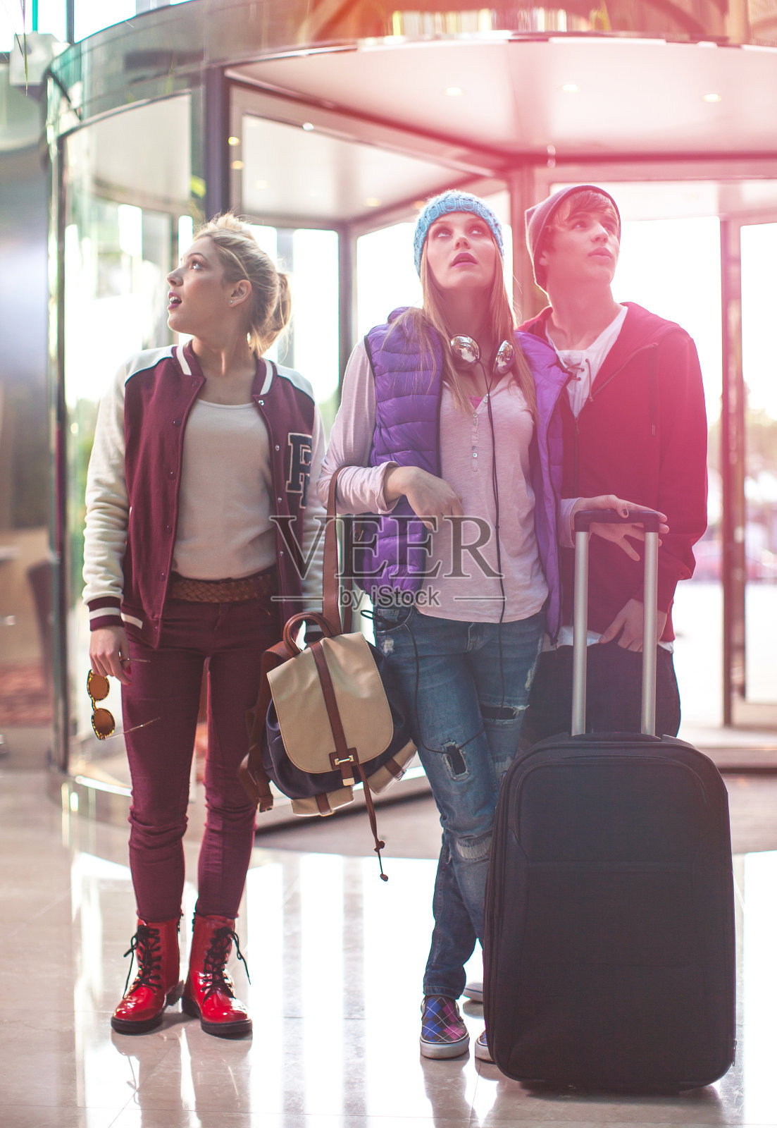 青少年朋友在过节照片摄影图片