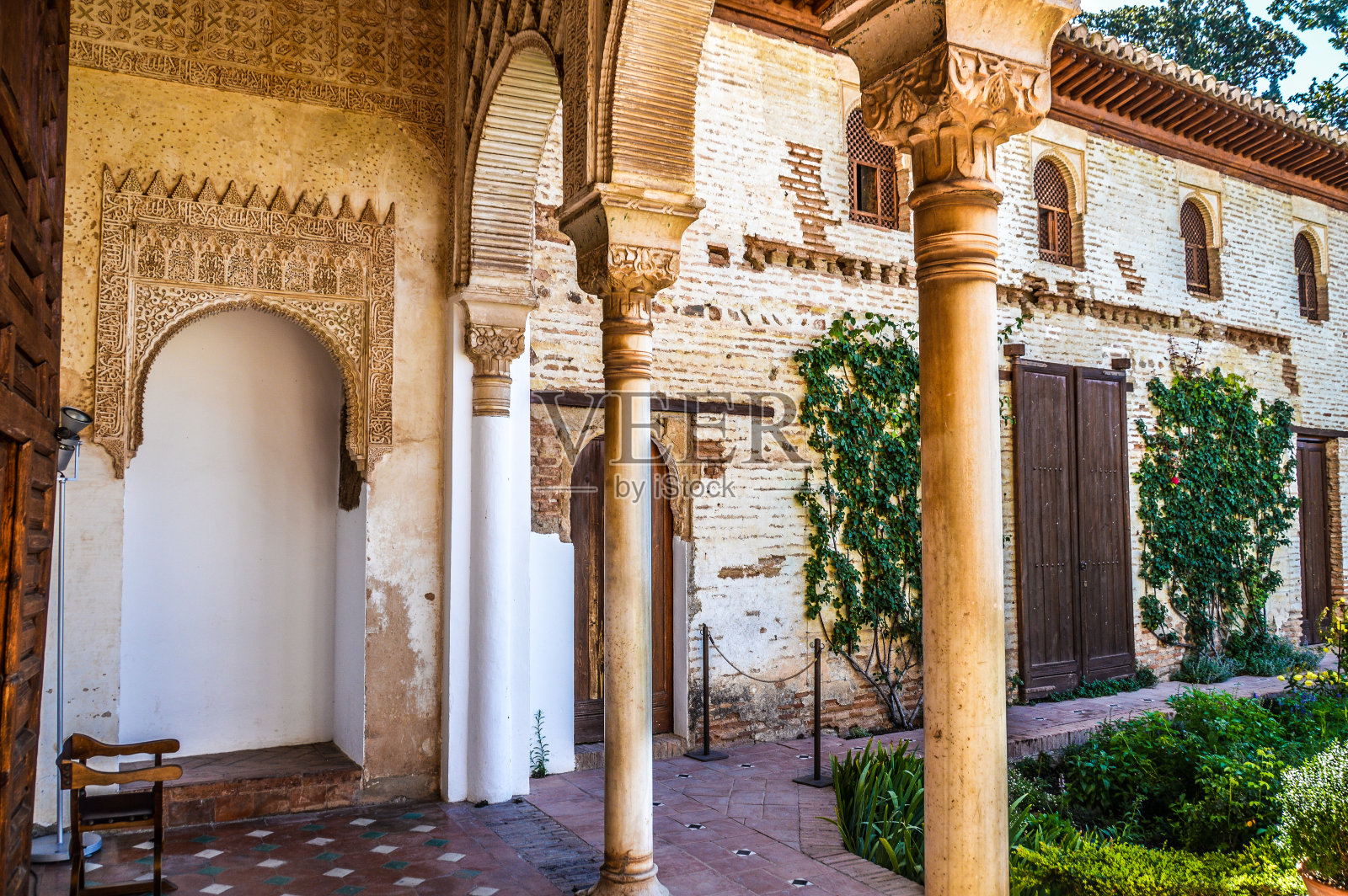 阿罕布拉的宁静花园照片摄影图片