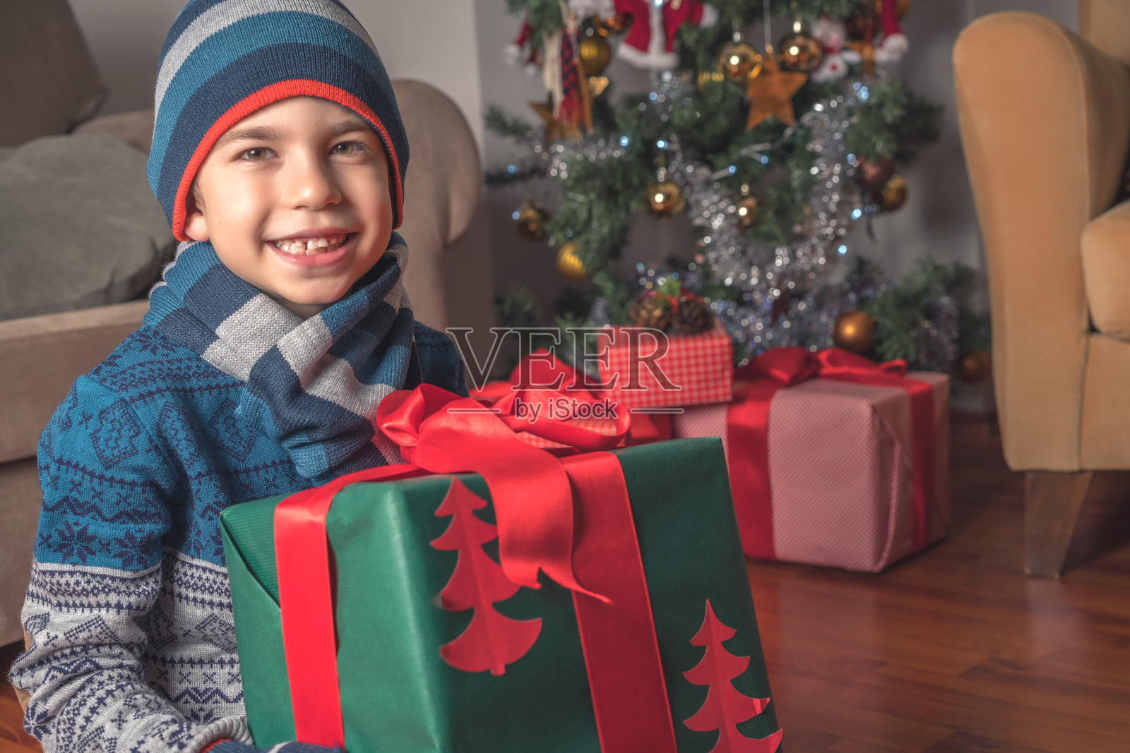 圣诞树礼盒和小矮人照片摄影图片