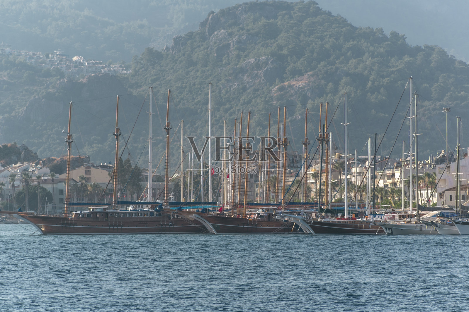 土耳其穆格拉市马尔马里斯湾爱琴海上的帆船照片摄影图片