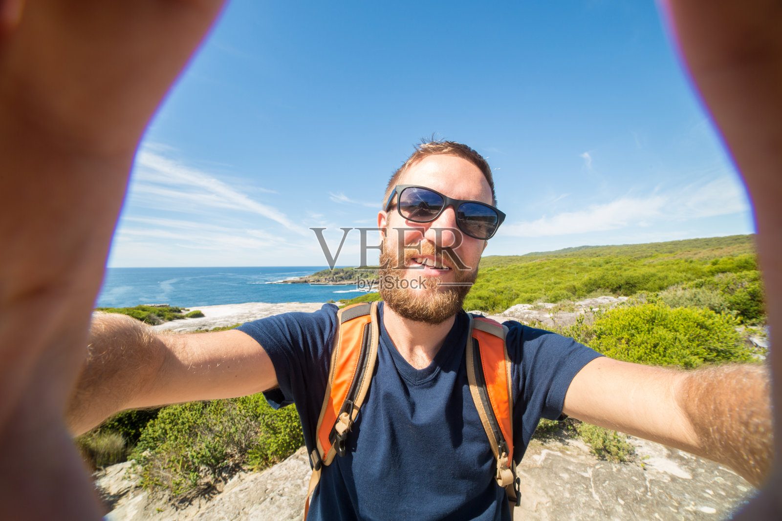 背包客在海边自拍照片摄影图片