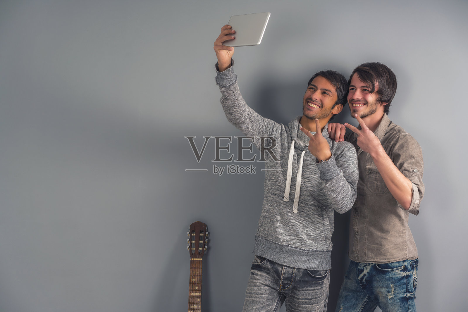 两个年轻人自拍和和平手势照片摄影图片