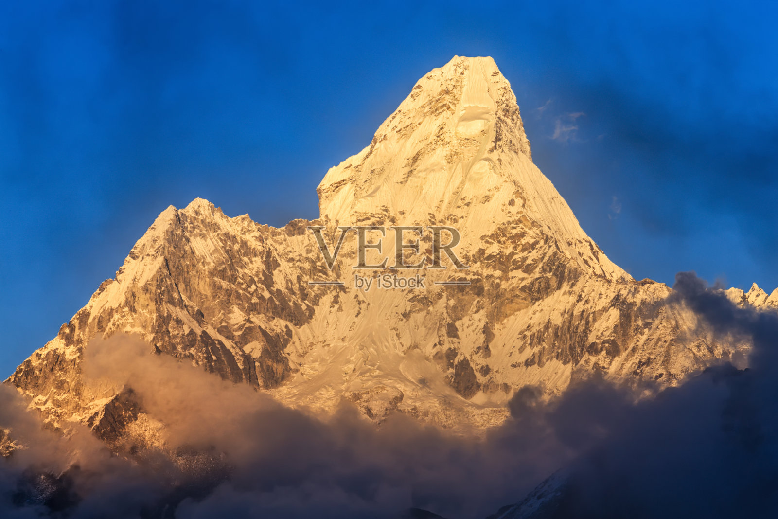 尼泊尔喜马拉雅山阿玛达布拉姆山的日落照片摄影图片