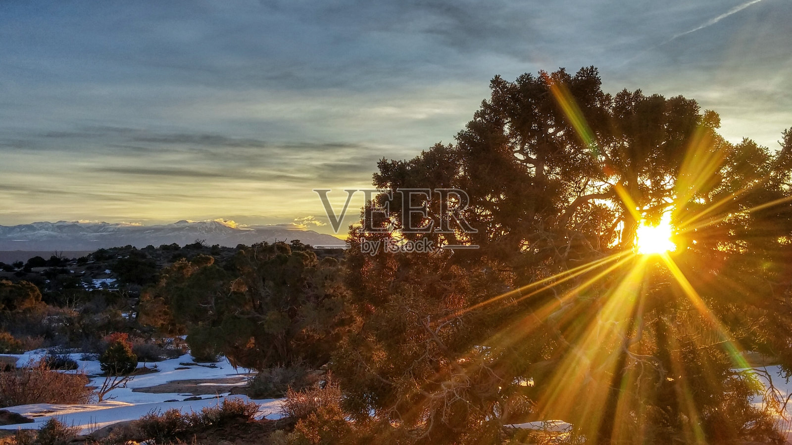天空区峡谷地岛阳光穿过树照片摄影图片