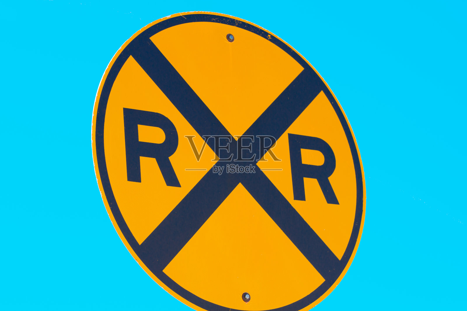 绿松石背景上的铁路道口标志照片摄影图片