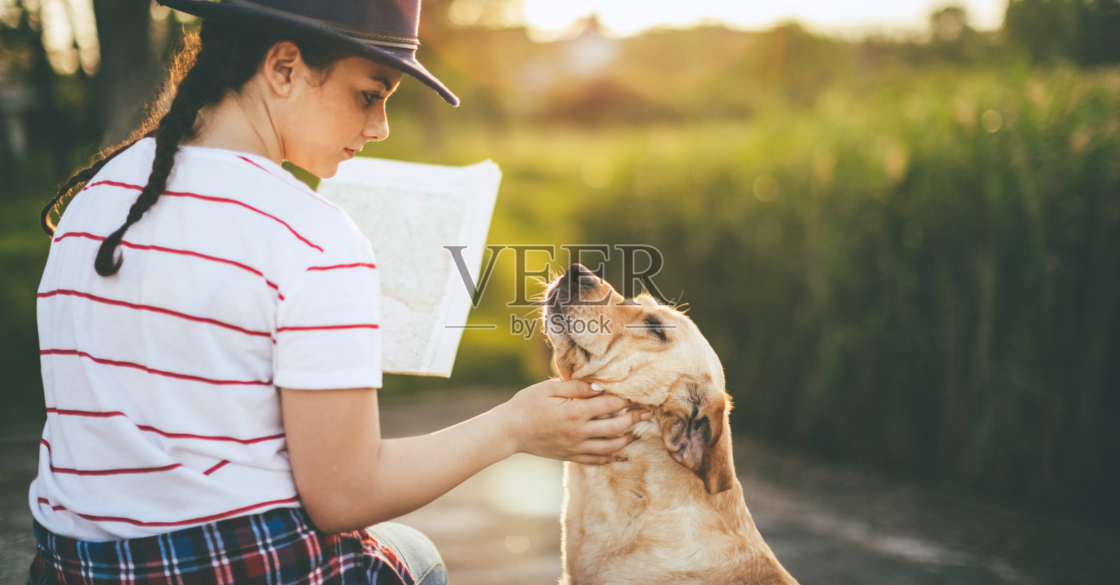 和她的狗一起看地图照片摄影图片