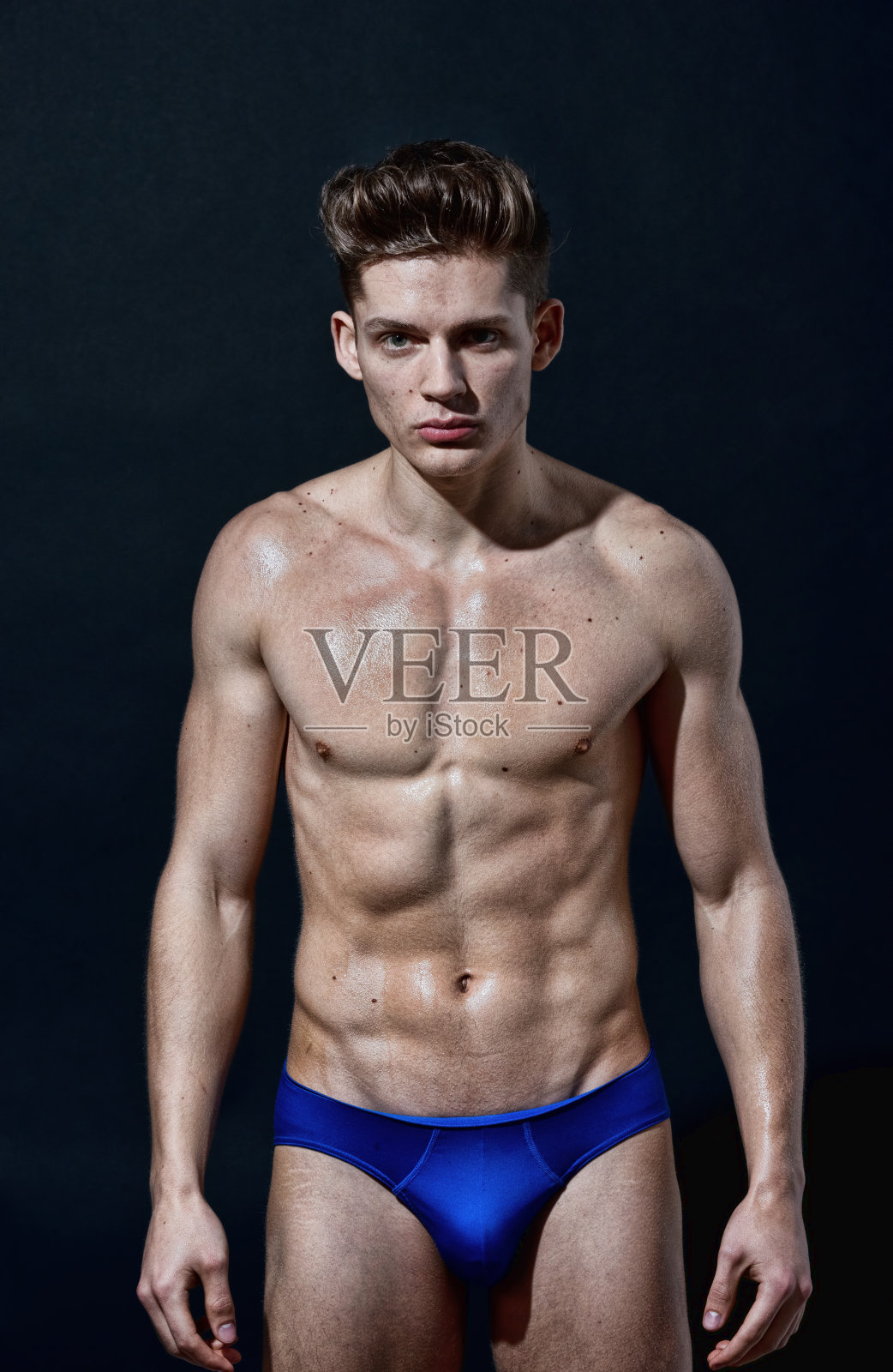 赤裸上身的肌肉男看着相机照片摄影图片