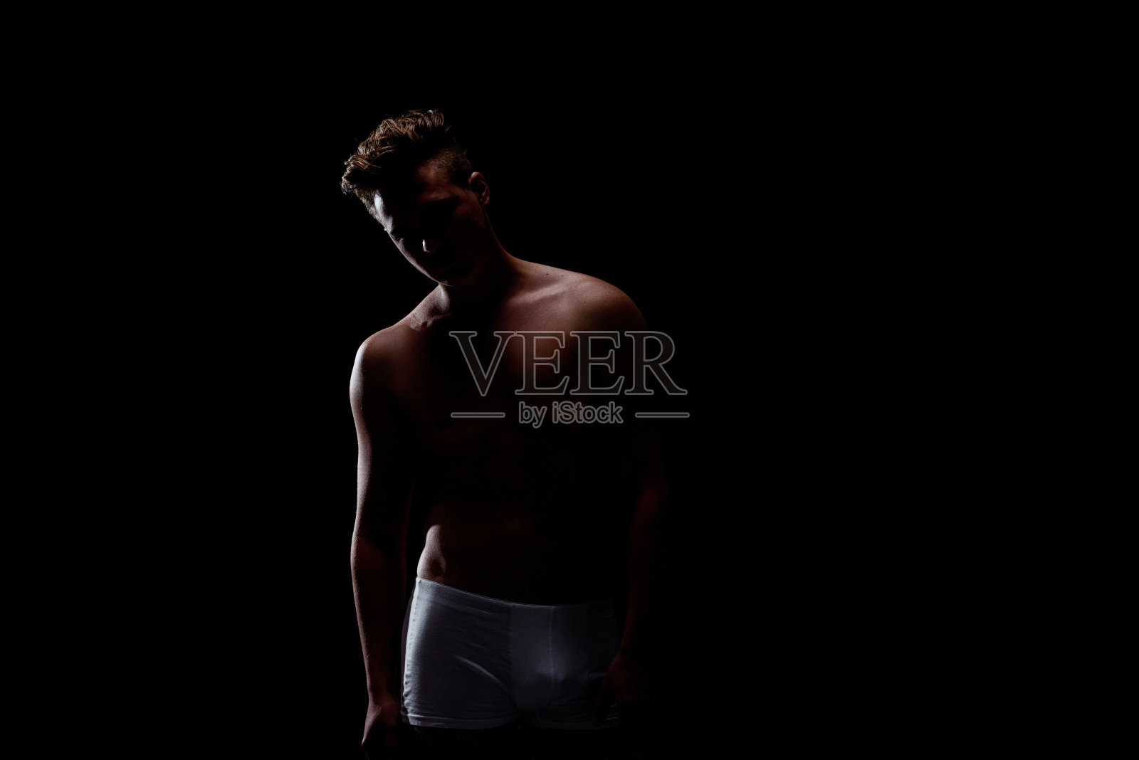 赤裸上身的肌肉男看着相机照片摄影图片