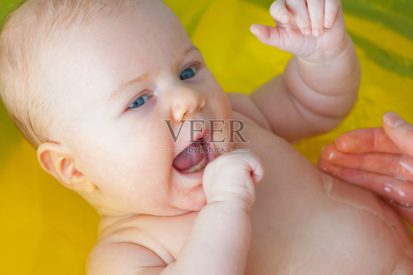 宝宝享受洗澡照片摄影图片