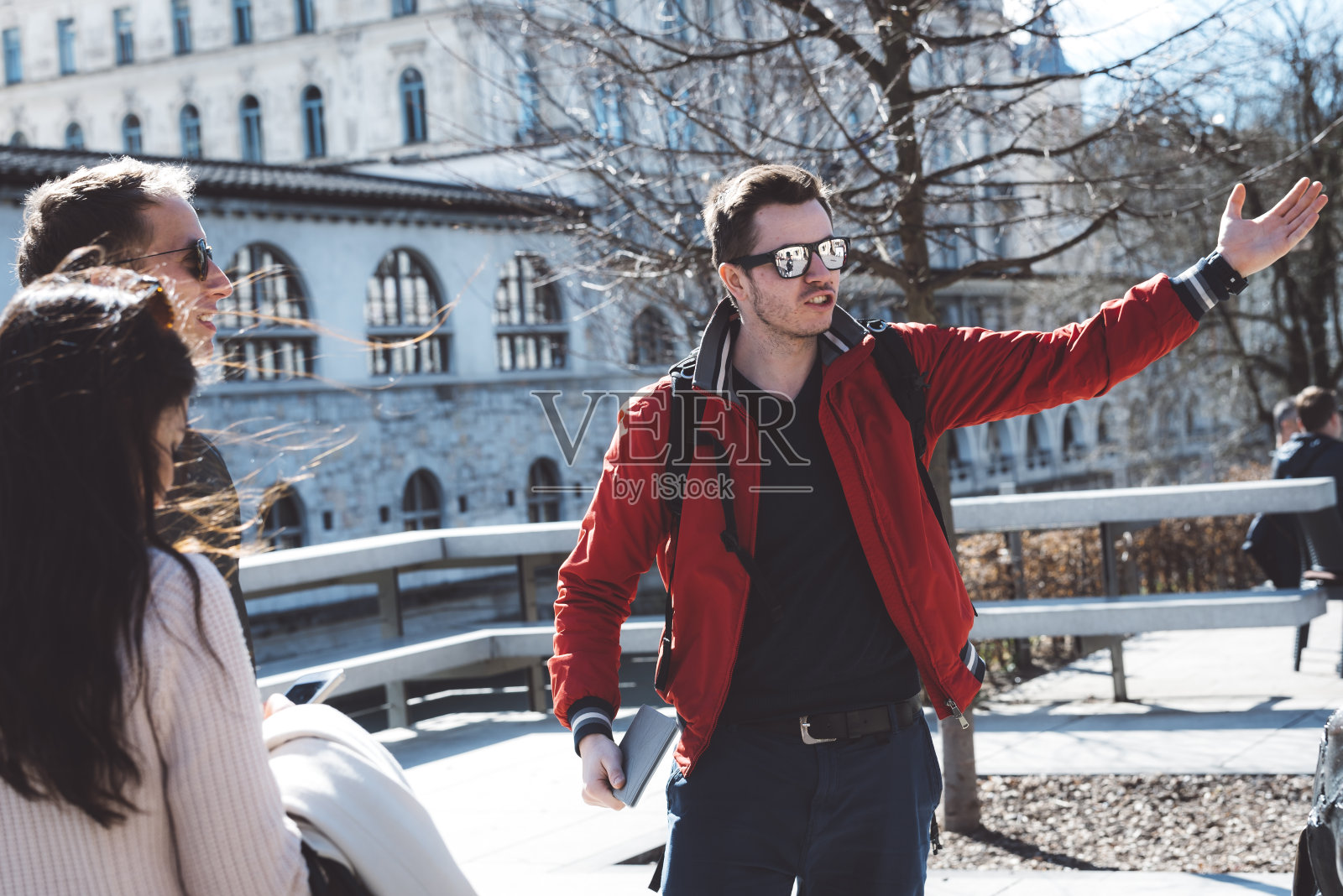 导游讲解这个城市的旅游照片摄影图片