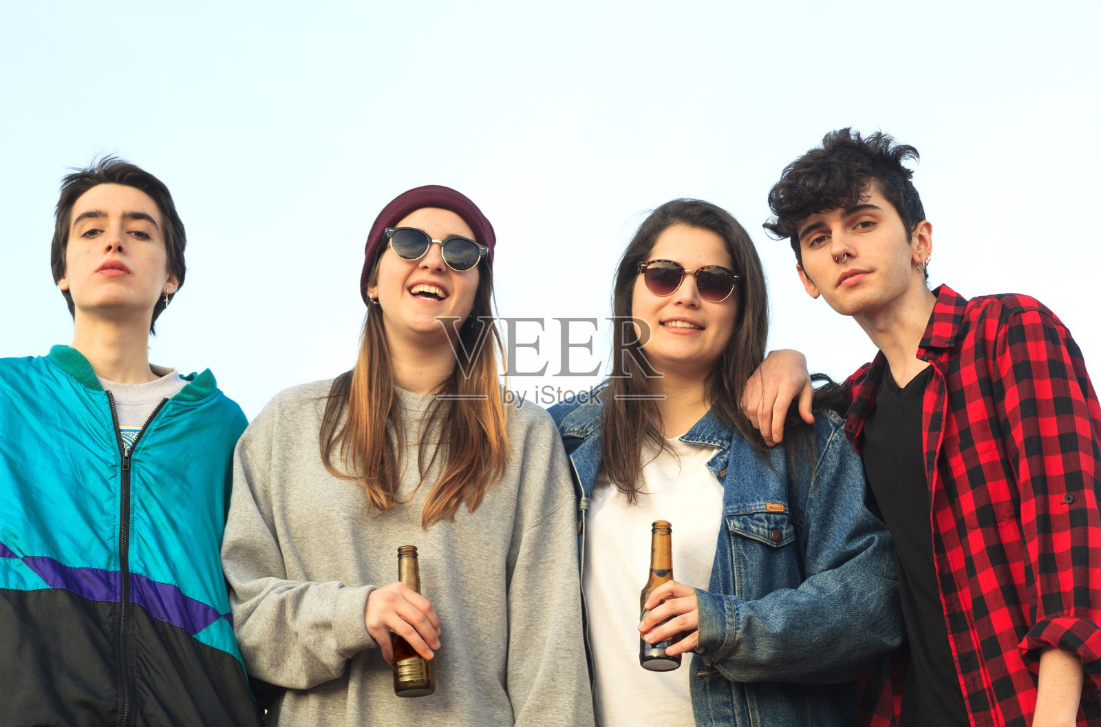 朋友群聚会在屋顶上照片摄影图片