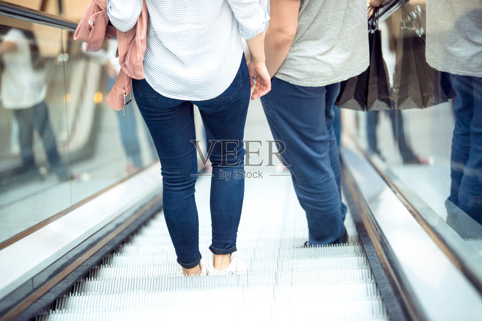 一对夫妇在扶梯上的后视图照片摄影图片