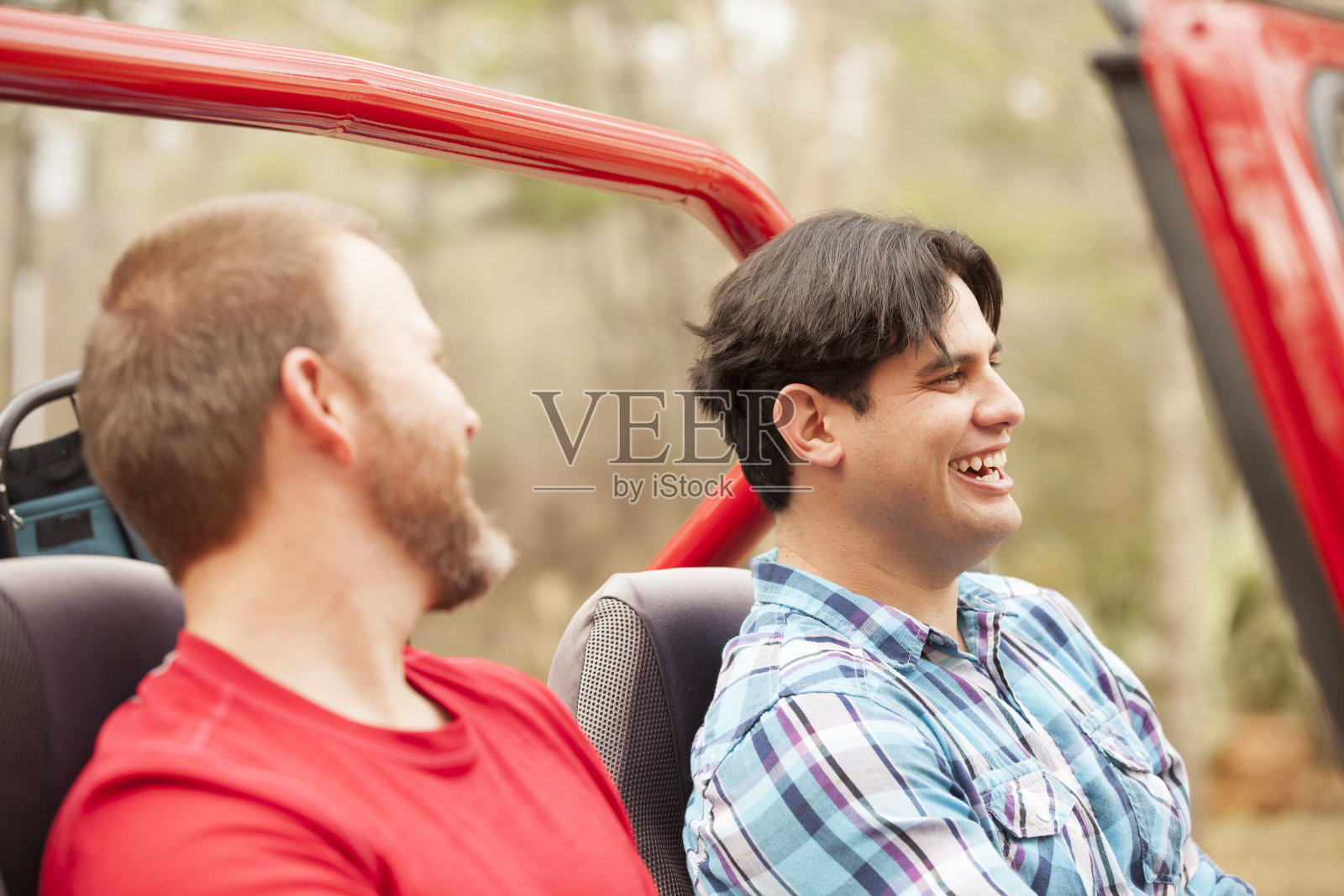 两个朋友开着越野车进行夏季公路旅行。照片摄影图片