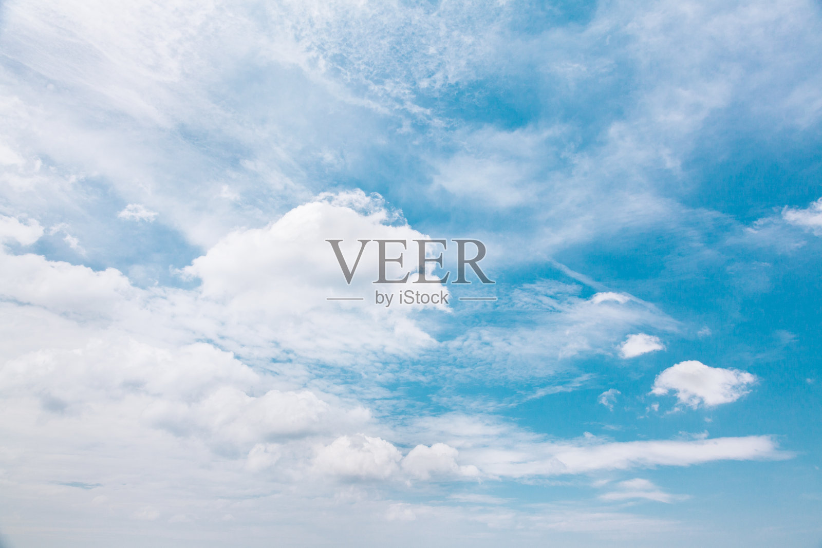 晴朗的蓝天，很少有云照片摄影图片