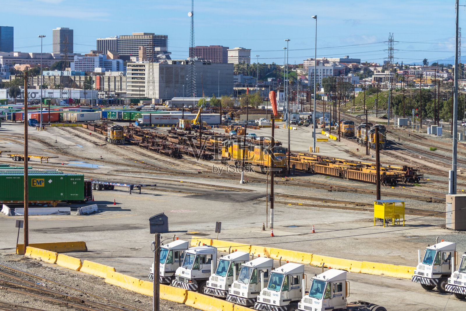 洛杉矶城市的天际线与卡车和火车终点站站台照片摄影图片