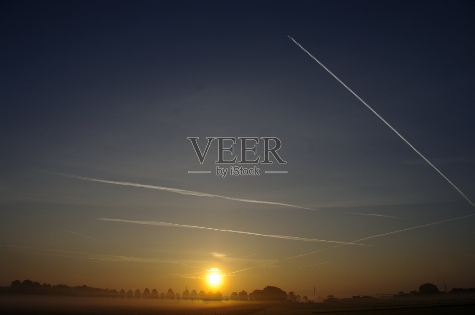 乡间神秘的日出照片摄影图片