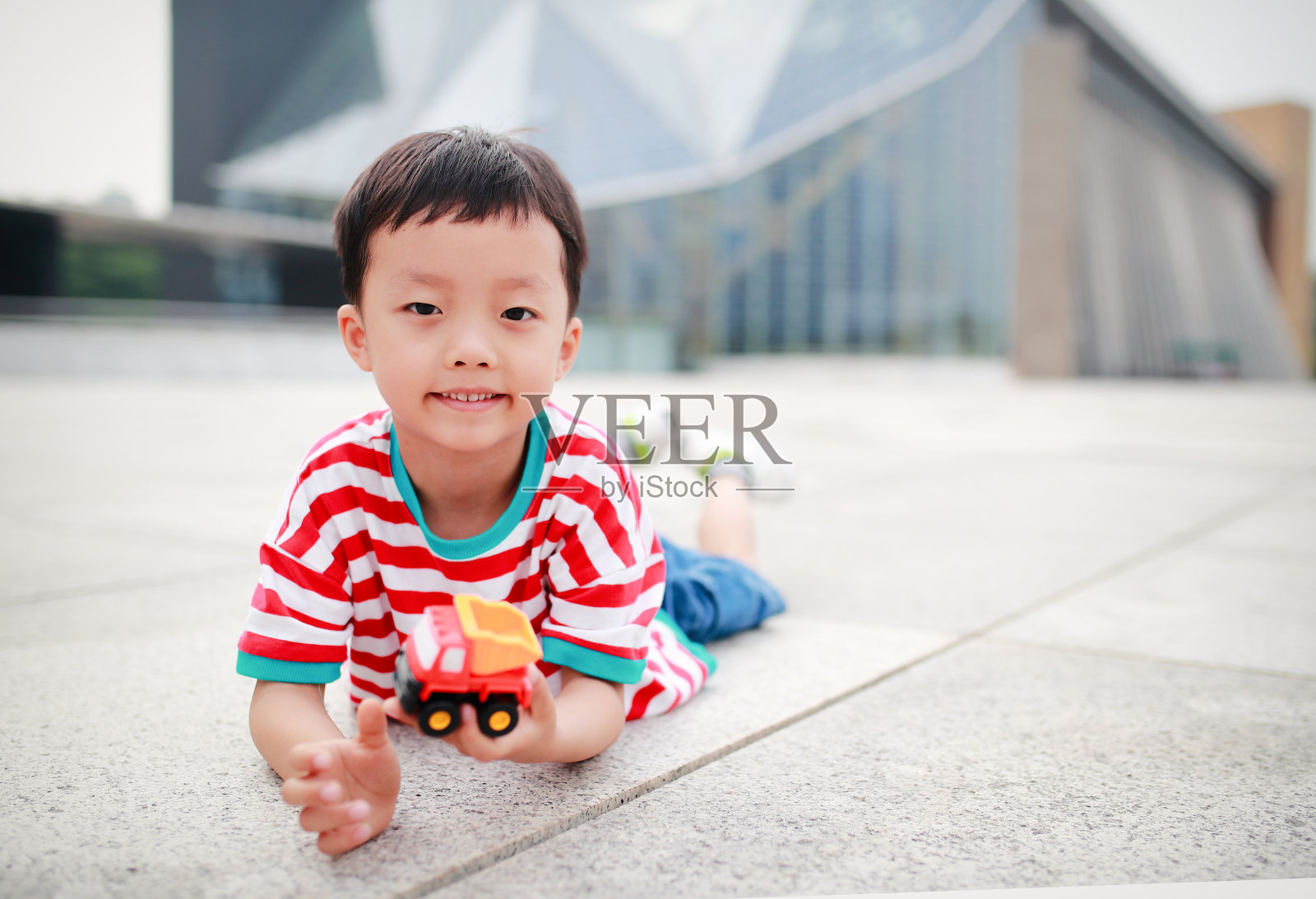 可爱的亚洲儿童和玩具车照片摄影图片