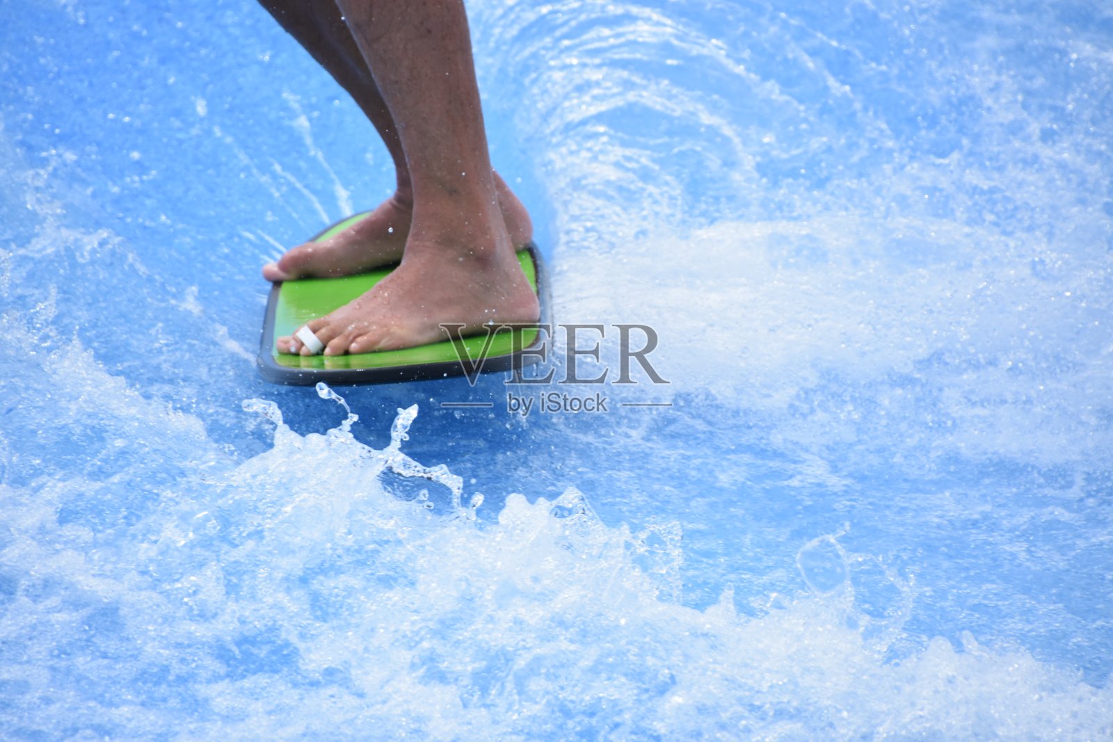 在游泳池里学习冲浪照片摄影图片