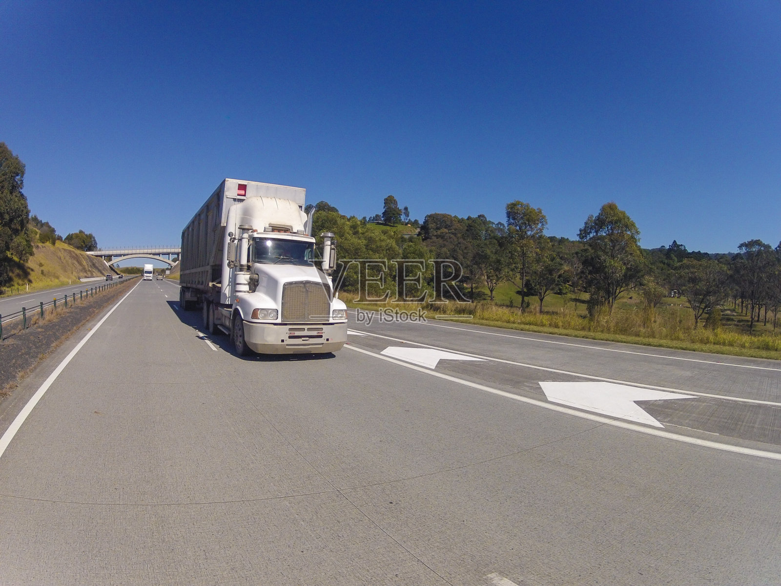 路上的重型货物照片摄影图片