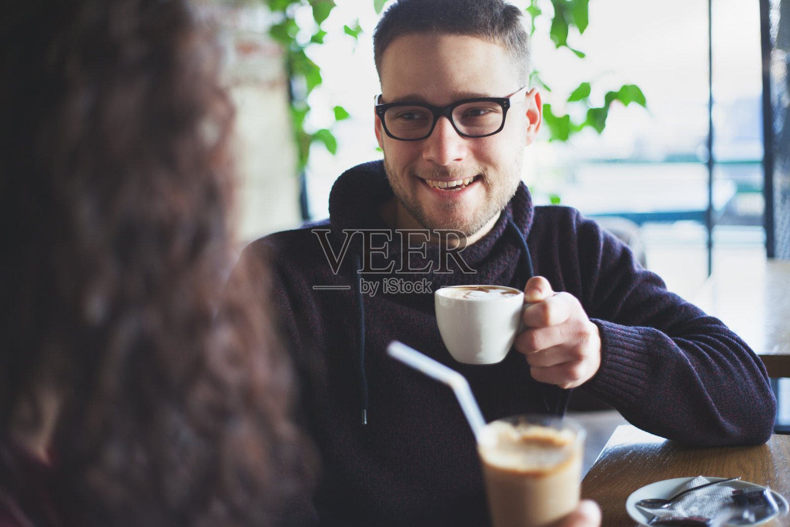 白天喝咖啡，享受生活照片摄影图片