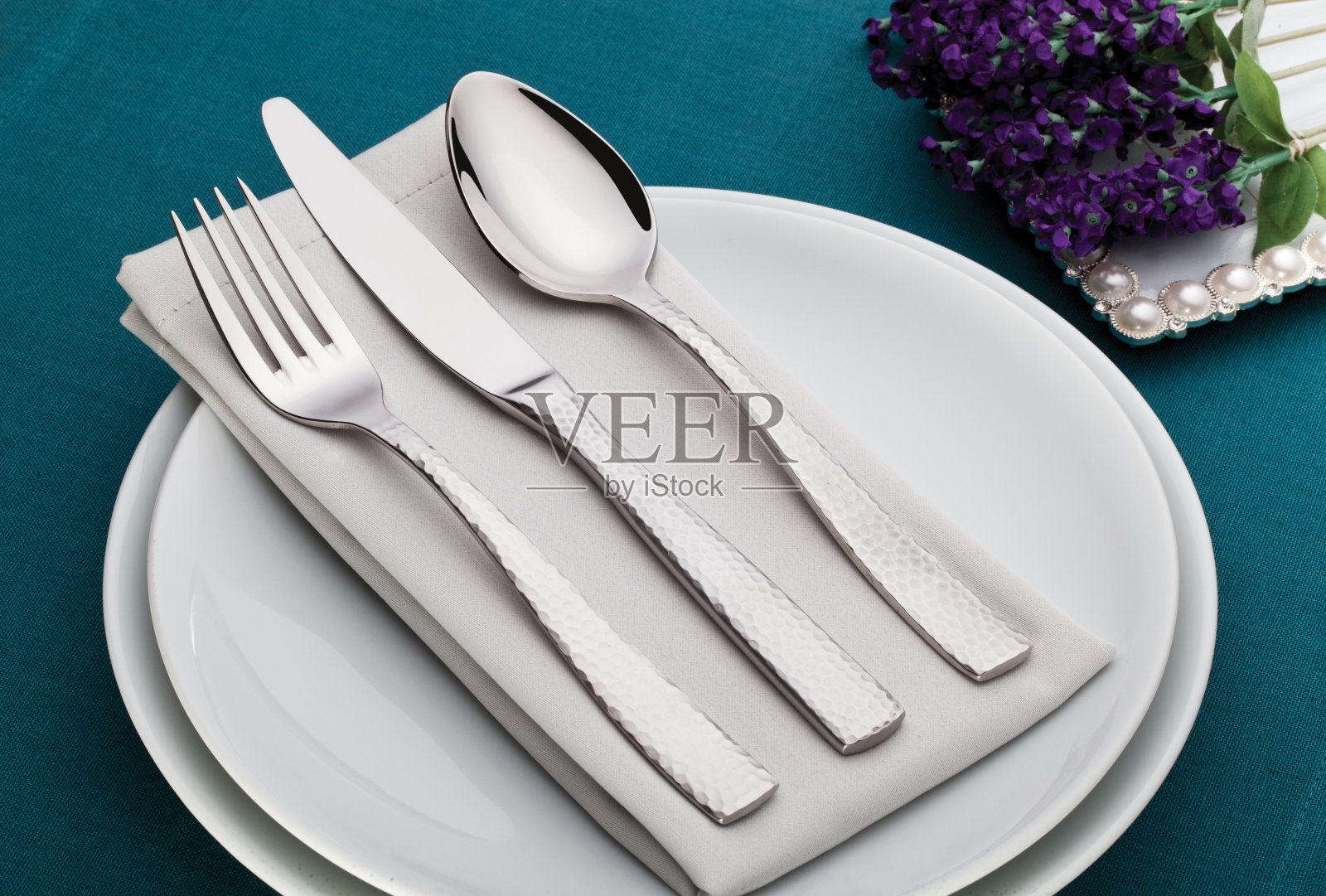 优雅的餐具安排在盘子上照片摄影图片