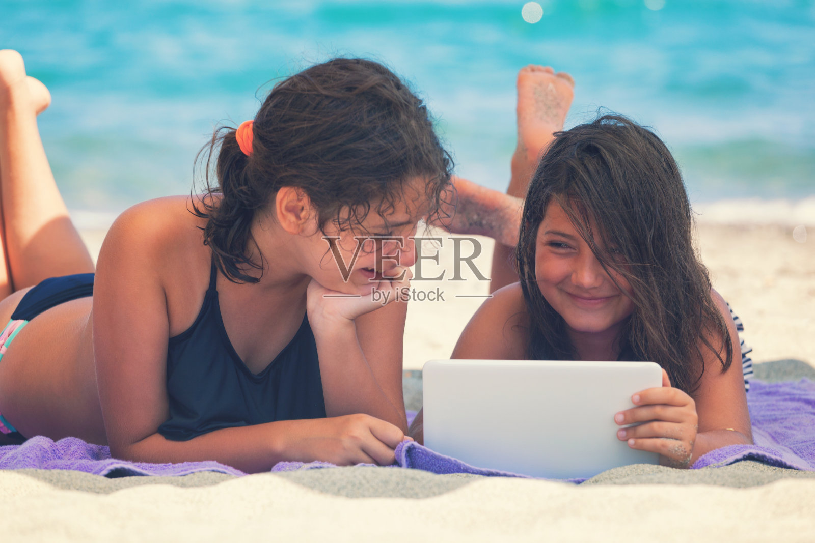 家人在海滩放松照片摄影图片