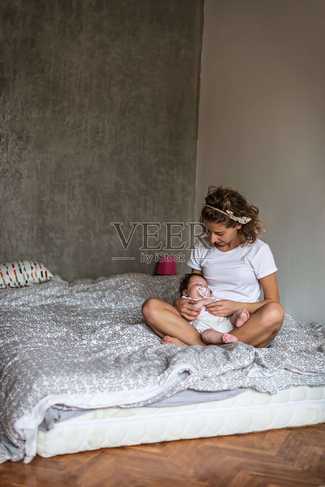 和宝宝玩耍的时间照片摄影图片