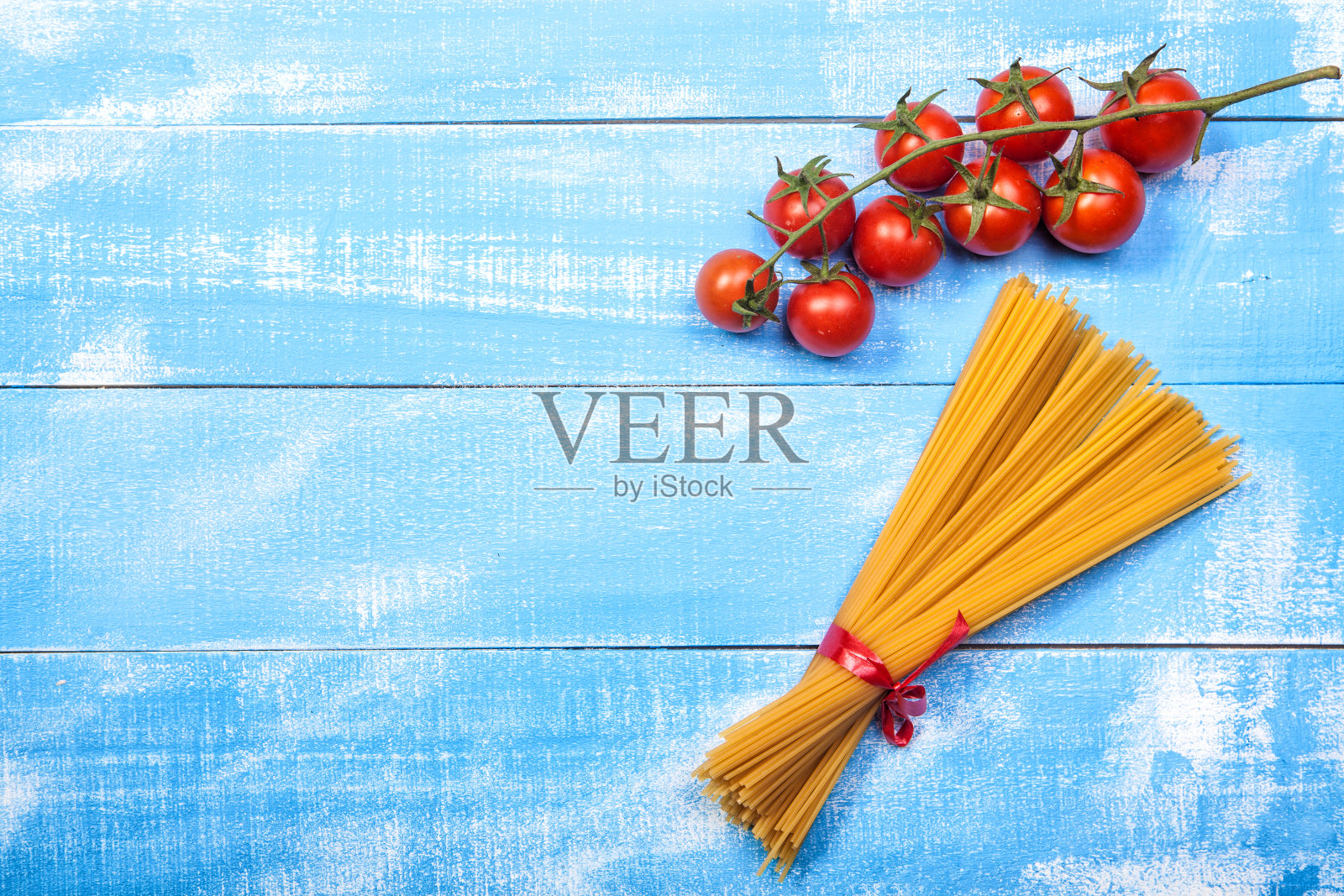 蓝色的桌子上有新鲜的蔬菜照片摄影图片