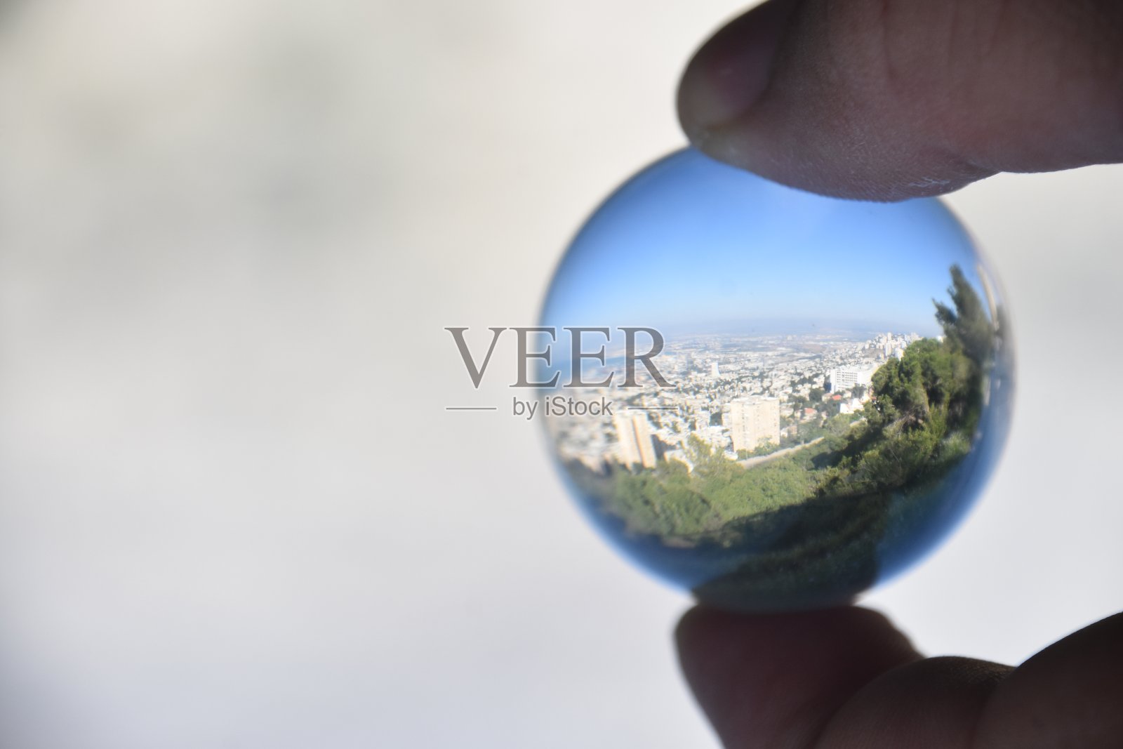 海法透过水晶球照片摄影图片