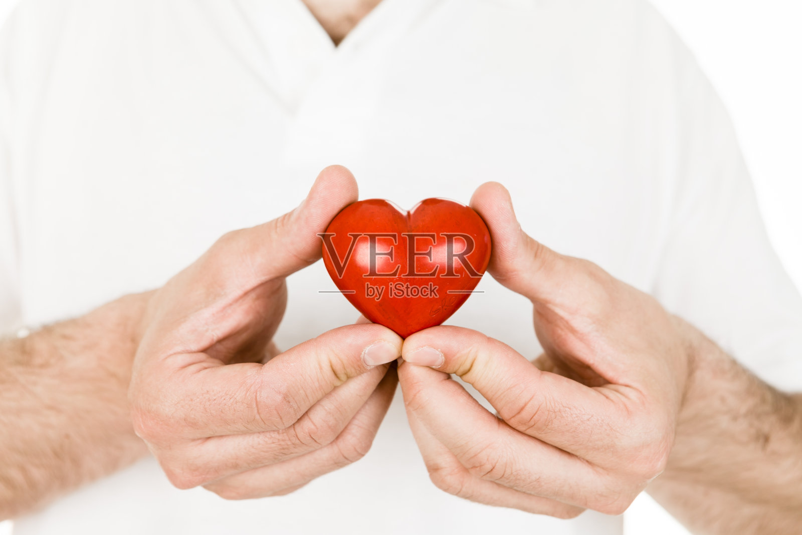 男人拿着红心照片摄影图片