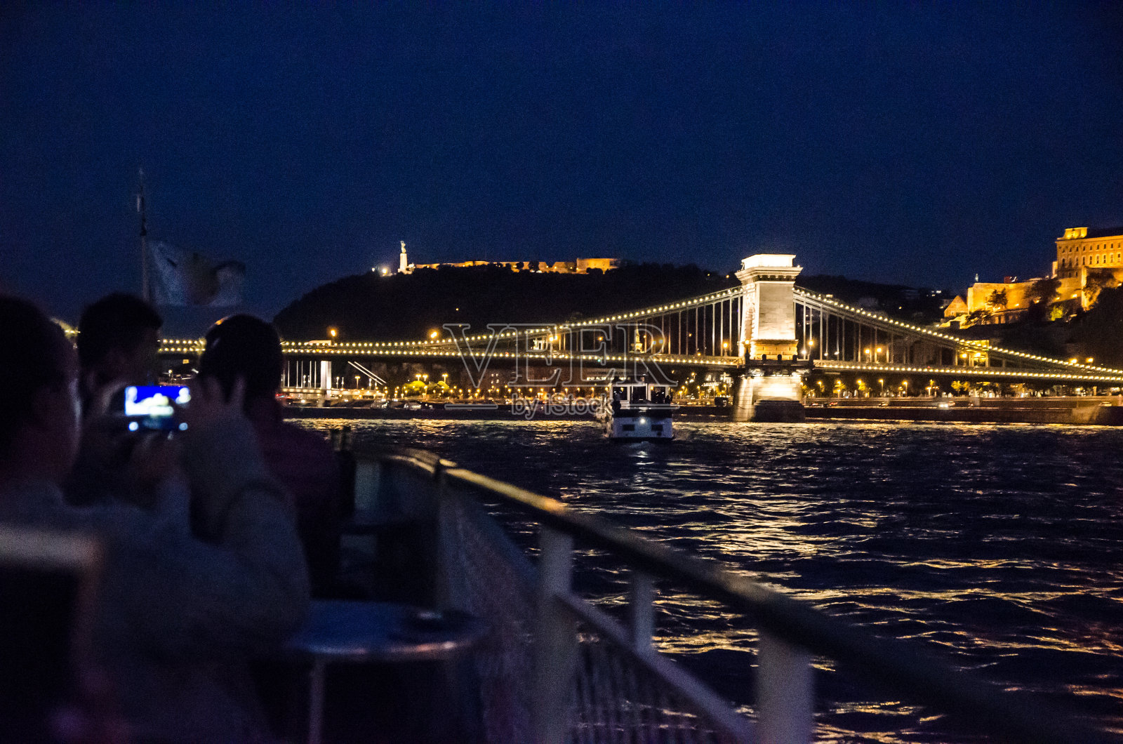 夏夜多瑙河上的链条桥(Szechenyi)照片摄影图片