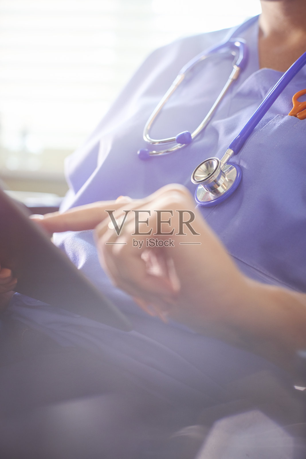 外科医生使用数字平板电脑照片摄影图片