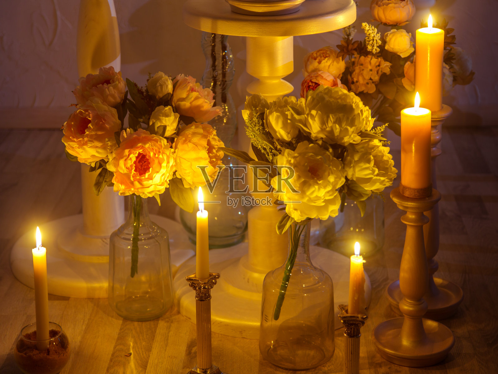 燃烧的蜡烛和鲜花照片摄影图片