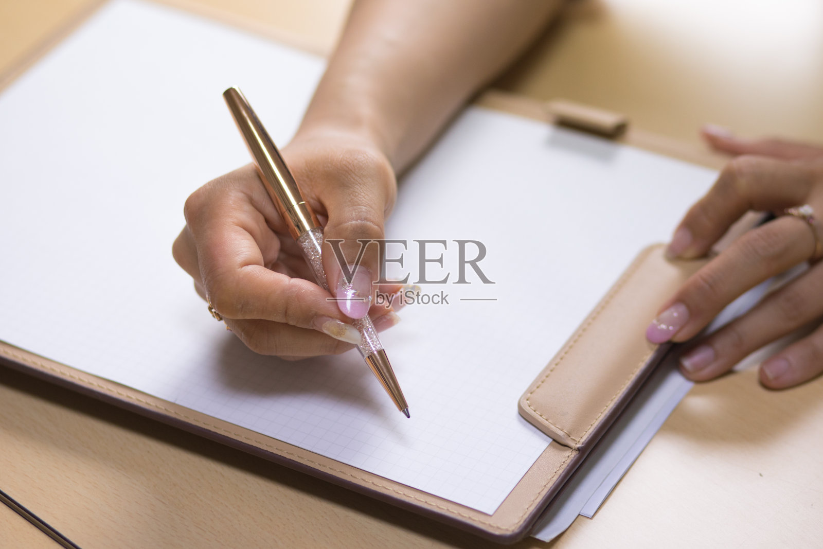 特写女商人握笔照片摄影图片