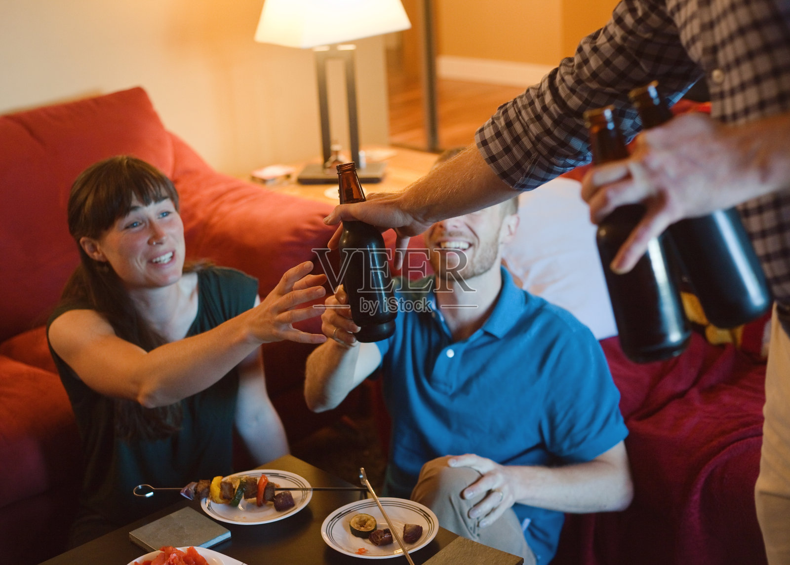 传递出啤酒照片摄影图片