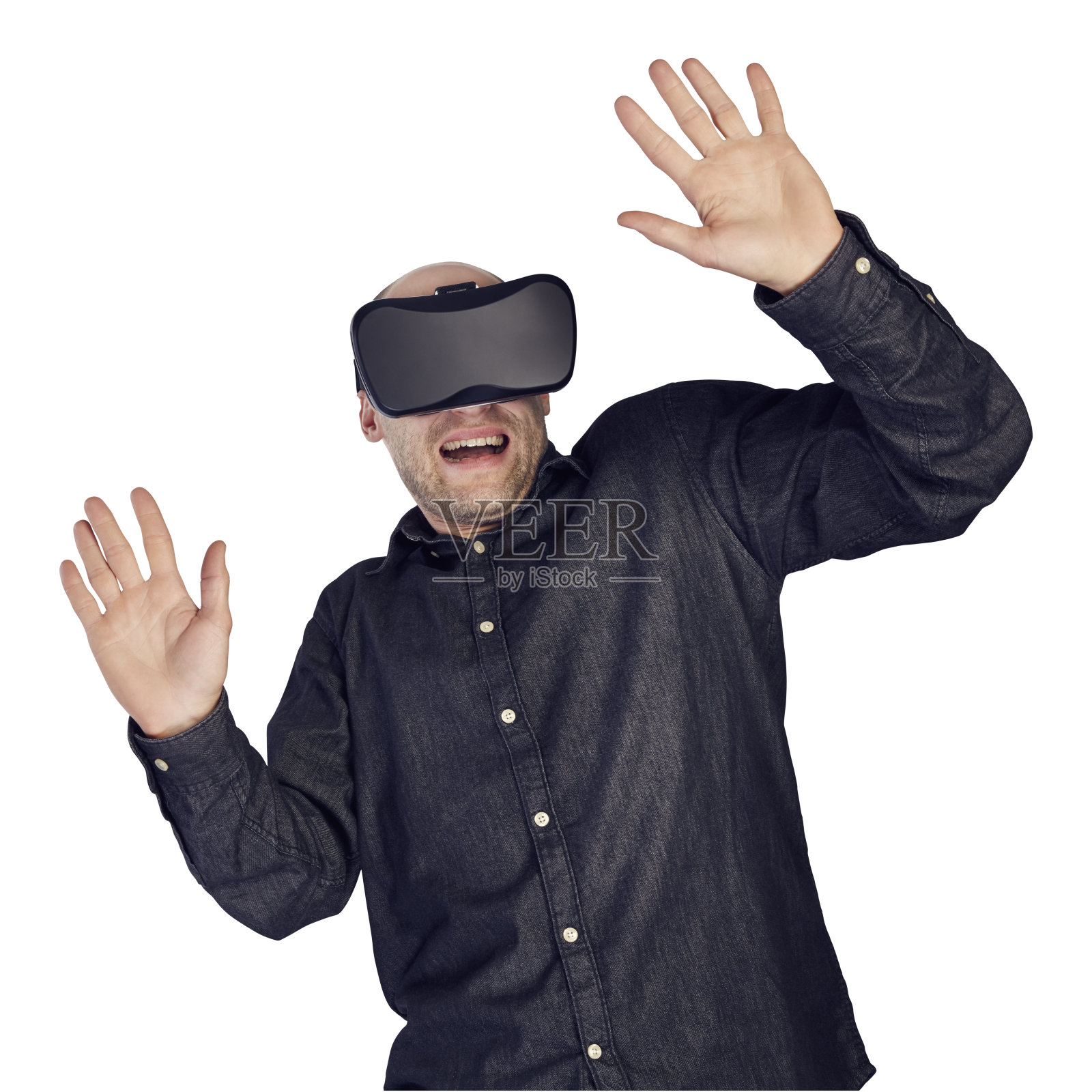 人类探索虚拟现实。大吼大叫。寻找想象中的物体。照片摄影图片