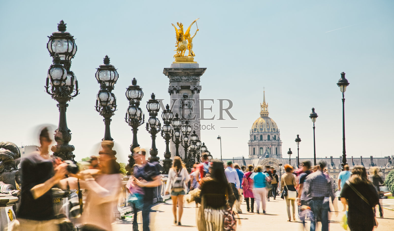 亚历山大三世桥上的行人照片摄影图片