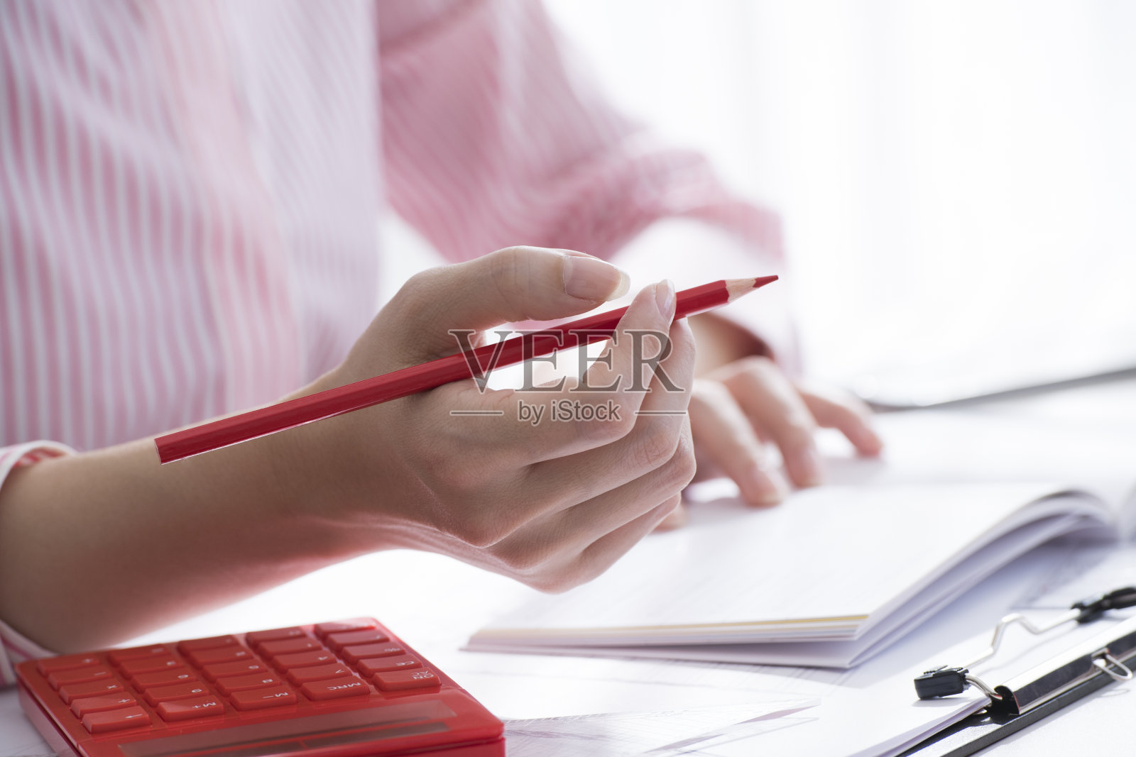 女性在办公室工作照片摄影图片