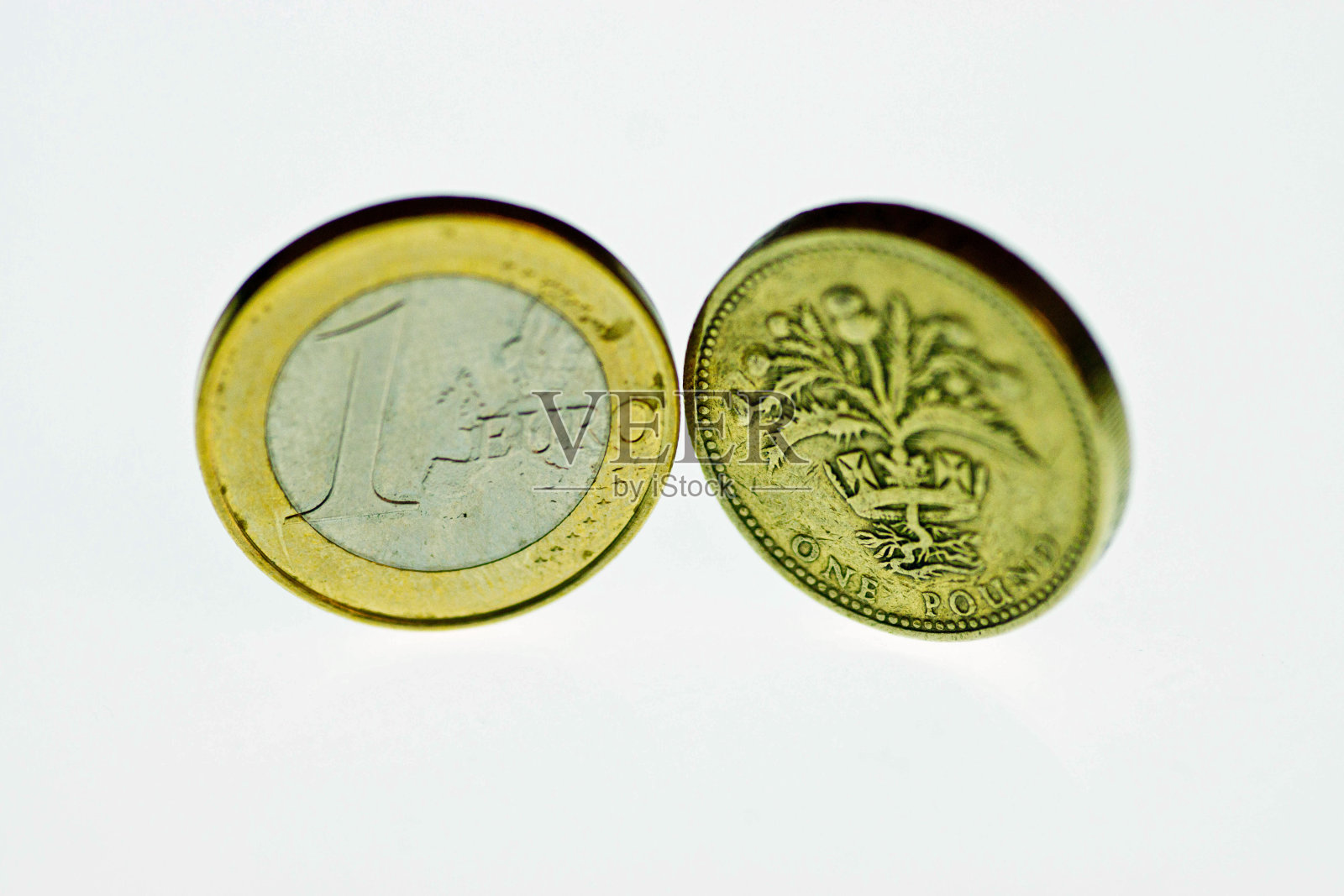 一欧元硬币和一英镑硬币照片摄影图片