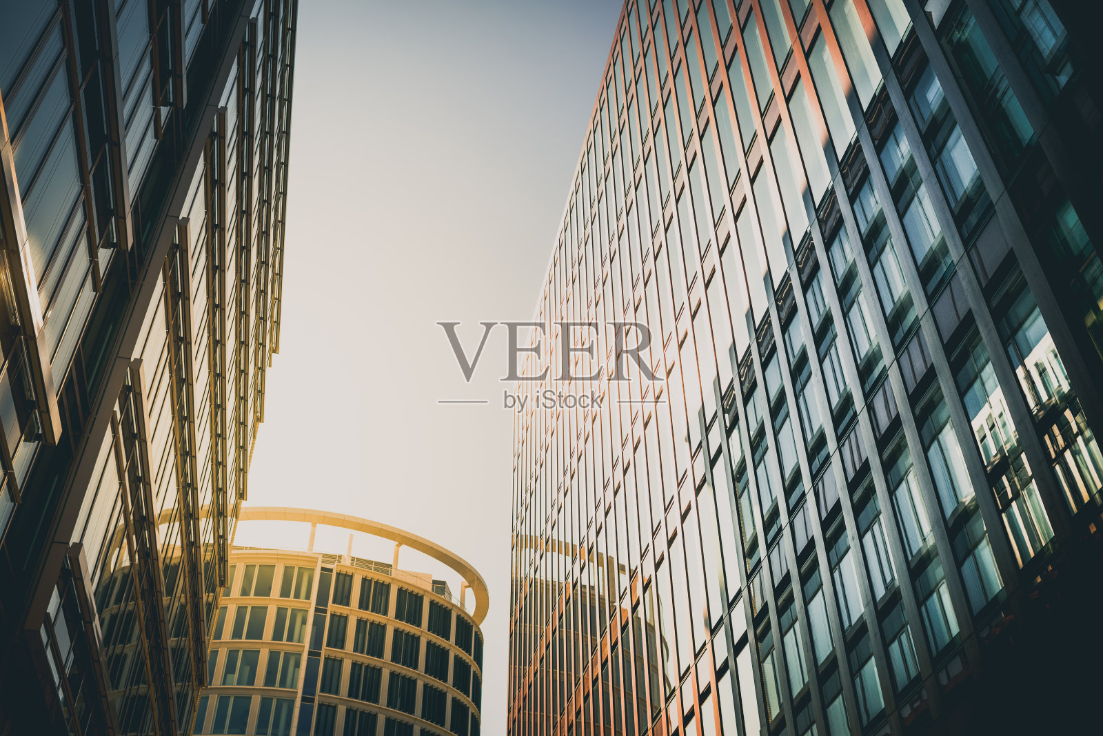 阳光下的摩天大楼照片摄影图片