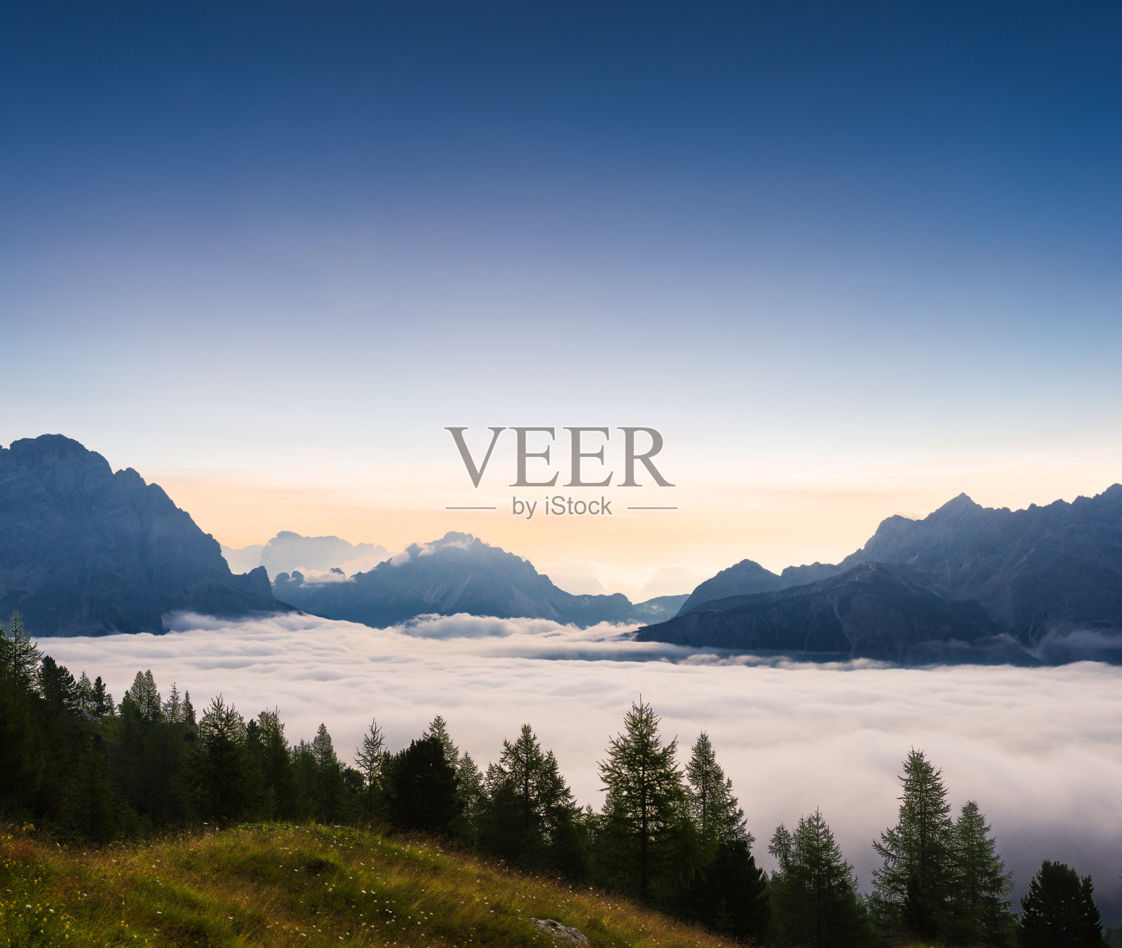 日出时壮丽的山脉景色照片摄影图片