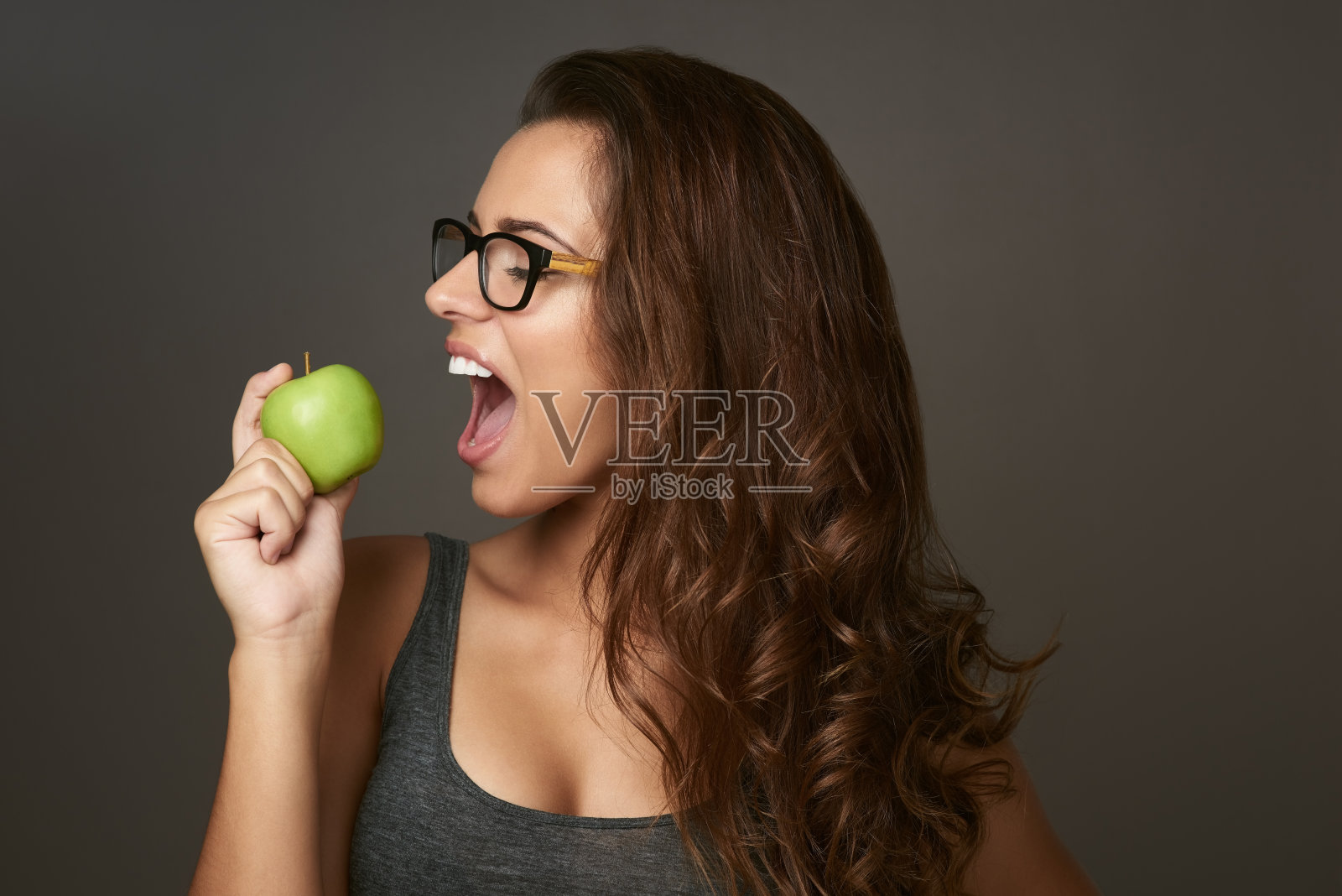 健康的咬一口能带来健康的头发和精神照片摄影图片