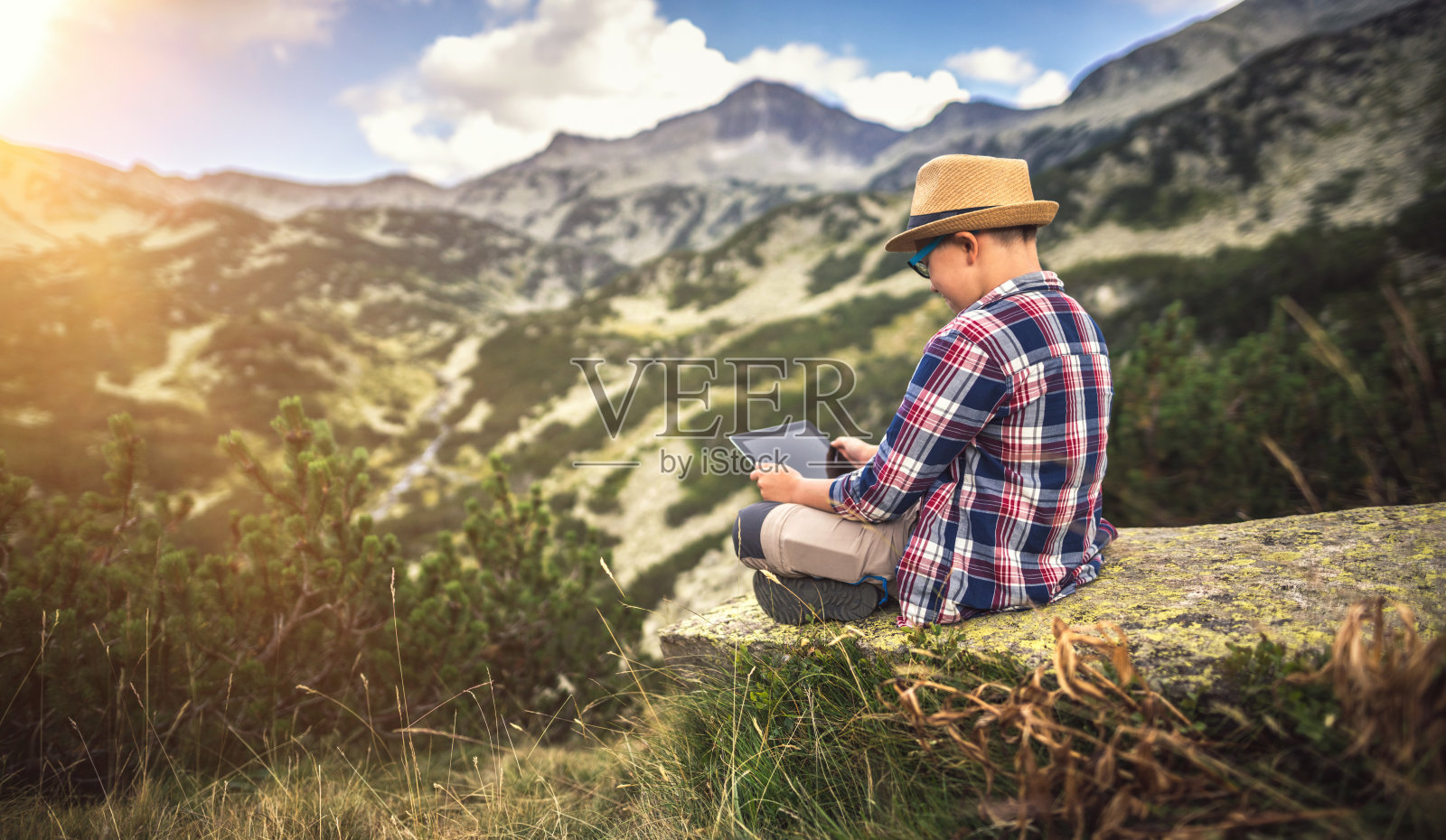 度假时使用平板电脑照片摄影图片